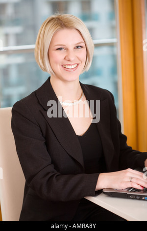 lächelnd, Unternehmerinnen und laptop Stockfoto