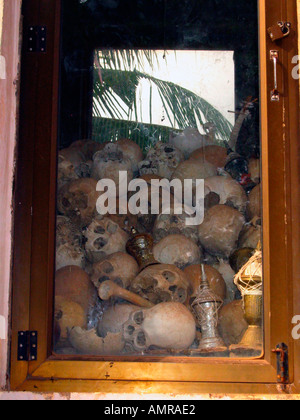 Schädel-Knochen von Pol Pot-Regime Opfer an Siem Reap Tempel Kambodscha bewahrt Stockfoto