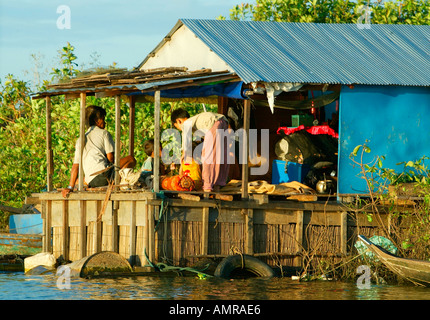 Familie zu Hause Veranda See Tonle Sap in der Nähe von Siem Reap Kambodscha Stockfoto