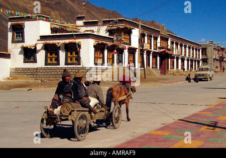 Pferd und Wagen auf der Straße Tingri letzten Hauptort auf Route nach Süden zum Everest base Camp, Tibet Stockfoto