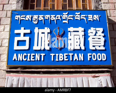 Tibetischen chinesischen und lateinischen Buchstaben machen eine amüsante Restaurant Zeichen Lhasa-Tibet Stockfoto