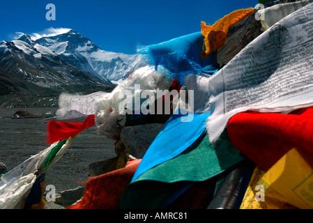 Gebetsfahnen flattern auf einer base camp Cairn vor Mount Everest Nordwand Himalaya Tibet Stockfoto