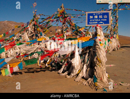 Gebet Fahnen oben Gyatso La Pass auf 5220 m den höchsten Punkt der Friendship Highway Tibet Stockfoto