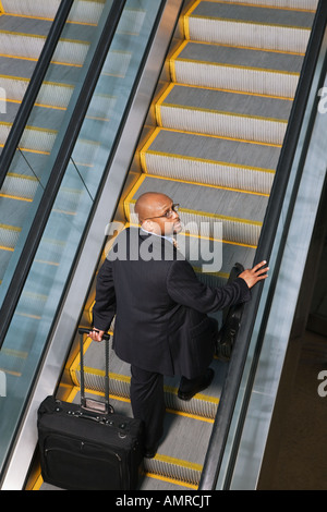 Afrikanischen Geschäftsmann auf Rolltreppe Stockfoto