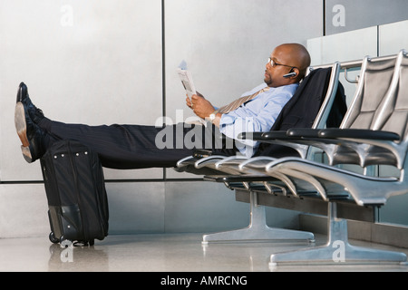 Afrikanischen Geschäftsmann im Wartebereich des Flughafens Stockfoto