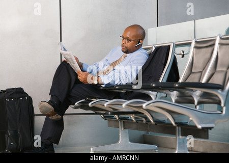 Afrikanischen Geschäftsmann im Wartebereich des Flughafens Stockfoto