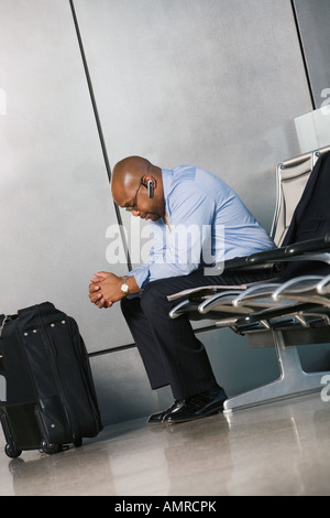 Afrikanischen Geschäftsmann im Wartebereich des Flughafens Stockfoto