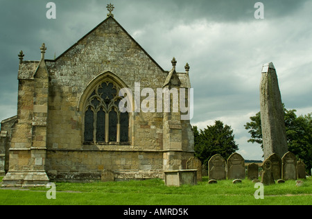 Rudston Standing Stone oder Monolith auf dem Gelände der All Saints Church East Yorkshire Stockfoto