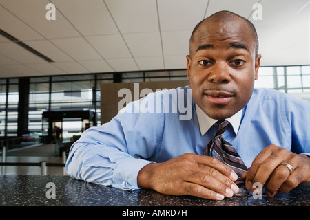 Afrikanischen Geschäftsmann stützte sich auf Zähler Stockfoto