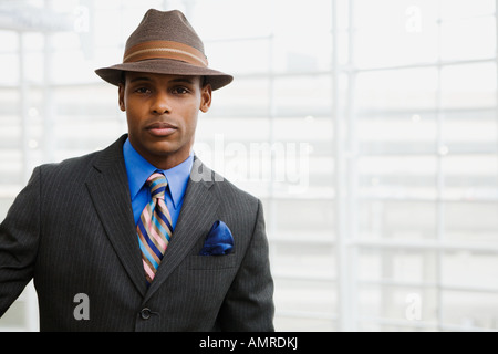 Afrikanischer Mann in Anzug und Hut Stockfoto