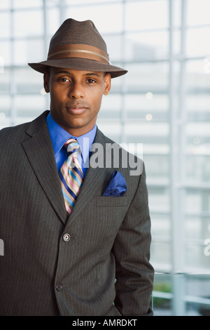Afrikanischer Mann in Anzug und Hut Stockfoto