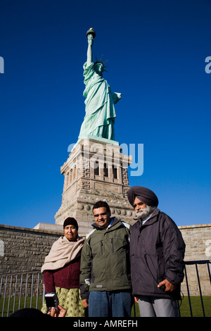 Sikh Touristen posieren für Bilder vor Statue of Liberty New York City New York Vereinigte Staaten von Amerika Stockfoto