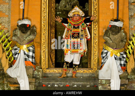 Krieger Tänzerin Ubud Palast Leistung Bali Indonesien Stockfoto