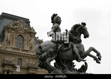 Reiterstatue von Louis XIV, vor dem Louvre, Paris Frankreich Stockfoto