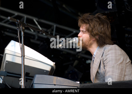 Sänger und Keyboarder Fyfe Dangerfield von Trottellummen auf Wychwood Festival 2007 Stockfoto