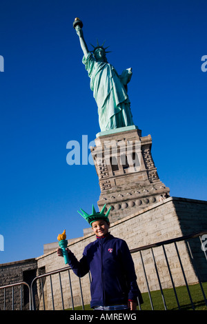 Junge posiert für Fotos vor Statue von LibertyNew York City New York Vereinigte Staaten von Amerika Stockfoto