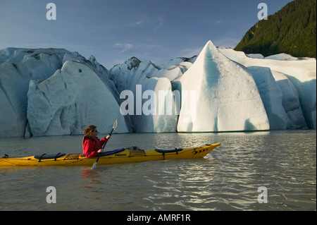 USA, Alaska, Inside Passage, Juneau, Kayaking auf Mendenhall Lake mit Mendenhall-Gletscher im Hintergrund (Modell freigegeben) Stockfoto
