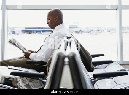 Afrikanischen Geschäftsmann im Wartebereich des Flughafens Stockfoto