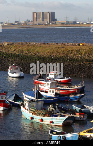 Redcar Boote im Süden Gare Redcar River Tees Mündung mit Hartlepool Kernkraftwerk im Hintergrund Stockfoto