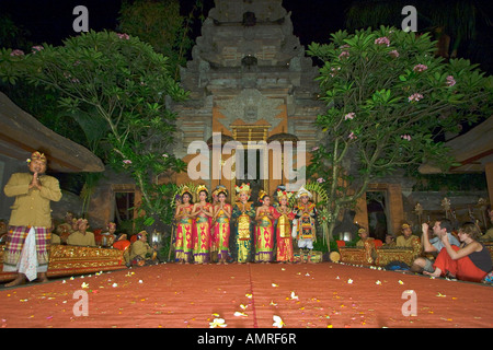 Ende Performace auf Bühne Ubud Palast Bali Indonesien Stockfoto