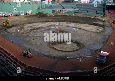 Bauarbeiter arbeiten auf dem Feld im Fenway park Stockfoto