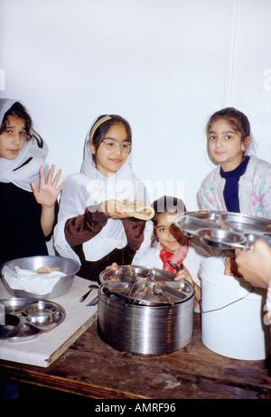 Mädchen, die Langar im Gurdwara Southall London England betreuen Stockfoto