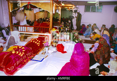 Sikhs beten Gurdwara Amadas Southall London Stockfoto