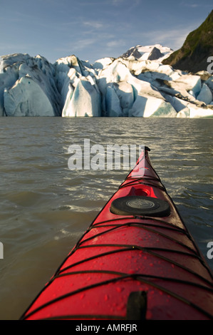 USA, Alaska, Inside Passage, Juneau, Kayaking auf Mendenhall Lake mit Mendenhall-Gletscher im Hintergrund Stockfoto