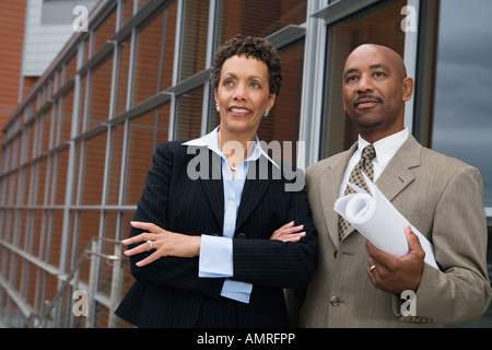 Afrikanische Unternehmer mit Blaupausen Stockfoto