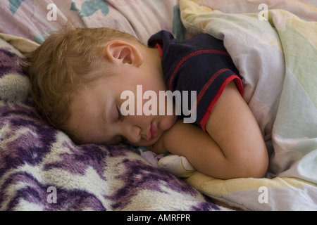 Kleiner Junge im Bett schlafen Stockfoto