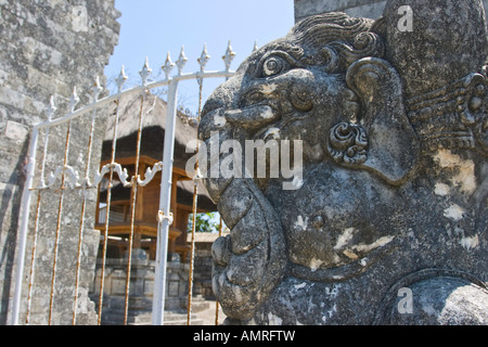 Geschnitzten Stein Elefant Schnitzerei Ulu Watu Hindu Tempel Tor Bali Indonesien Stockfoto