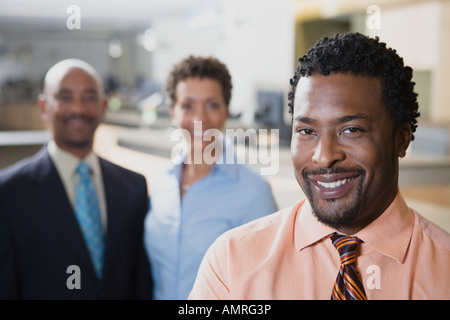 Afrikanischen Geschäftsmann vor Kollegen Stockfoto