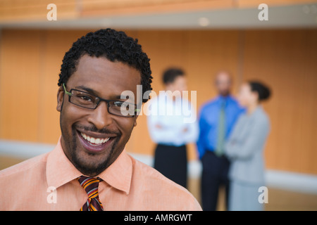 Afrikanischen Geschäftsmann vor Kollegen Stockfoto