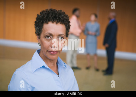 Afrikanische Geschäftsfrau vor Kollegen Stockfoto