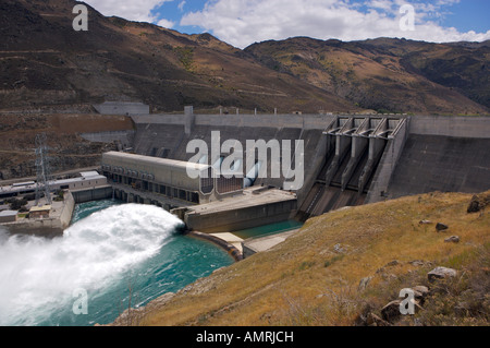 Clyde Dam, welche Formulare Lake Dunstan, ließ Wasser durch nach Clutha River, Central Otago, Südinsel, Neuseeland. Stockfoto