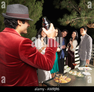 Menschen auf Party im freien Stockfoto