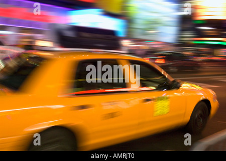 Taxi auf dem Times Square, New York City, New York, USA Stockfoto