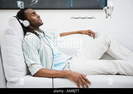 Afrikanischer Mann Kopfhörer anhören Stockfoto