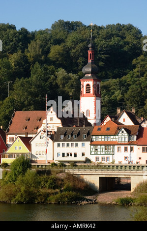 Rothenfels bin Main Kreis Main Spessart Unterfranken Bayern Deutschland Pfarrkirche Maria Himmelfahrt Rothenfels auf dem Fluss Stockfoto