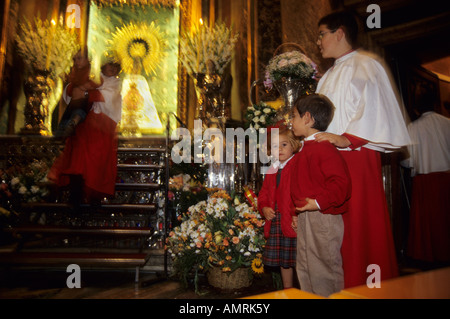 Infanticos Ministranten und Säule Jungfrau in Basilika der Muttergottes von der Säule ZARAGOZA Stadt Aragon Region Spanien Stockfoto