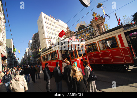 ISTANBUL. Tünel-Taksim Straßenbahnen außerhalb der Galatasaray-Lycee auf Istiklal Caddesi in Beyoğlu. 2007. Stockfoto