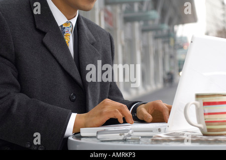 Geschäftsmann mit Laptop-Computer Stockfoto