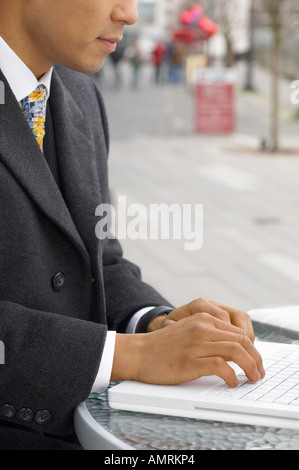 Geschäftsmann mit Laptop-Computer Stockfoto