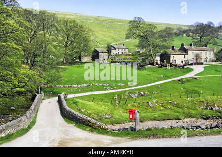 Ein Briefkasten neben einer Steinbrücke und Gasse in Yockenthwaite Dorf in der Yorkshire Dales National Park, UK Stockfoto