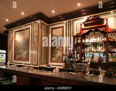 Viktorianische Interieur der Jury s Hotel Bar Dublin wieder in James Joyce Pub Zürich zusammengebaut Stockfoto