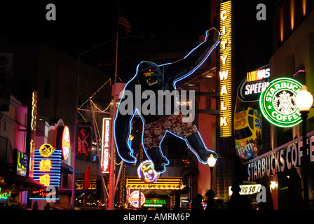 Ein Neon beleuchtet Universal City Walk in den Universal Studios, Hollywood, Kalifornien Stockfoto