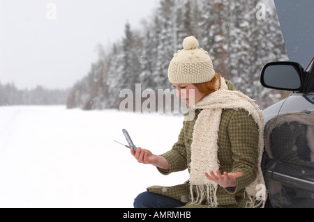 Frau mit Handy im freien Stockfoto