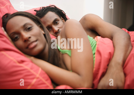 African Paar im Bett Stockfoto