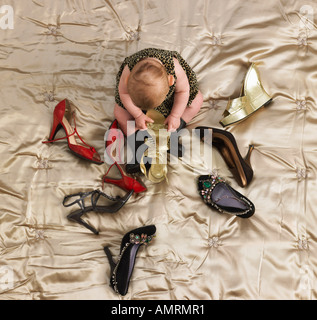 Babymädchen Schuhe zu betrachten Stockfoto