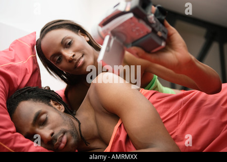 Afrikanerin video-Aufzeichnung Mann im Bett Stockfoto